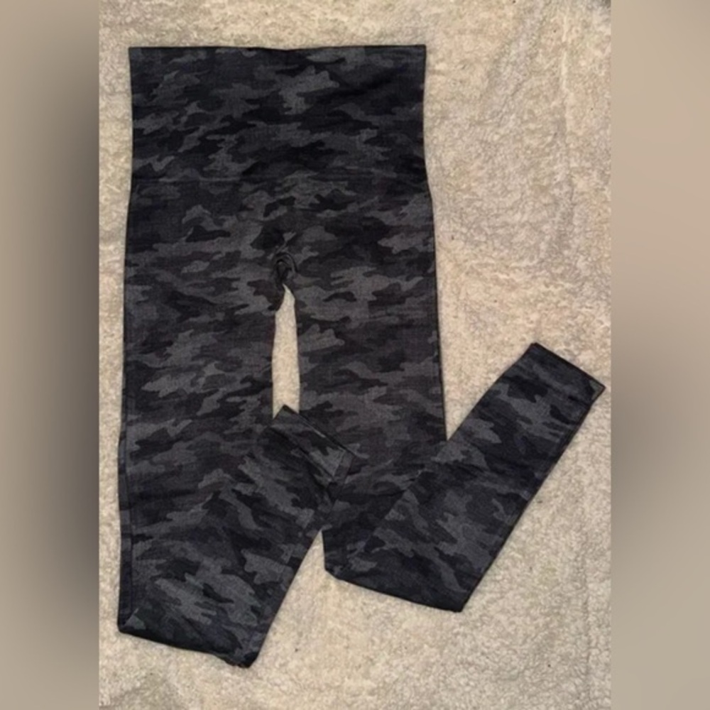 SPANX Look At Me Now Seamless Leggings Black Camo High Waist Size M-NWOT
